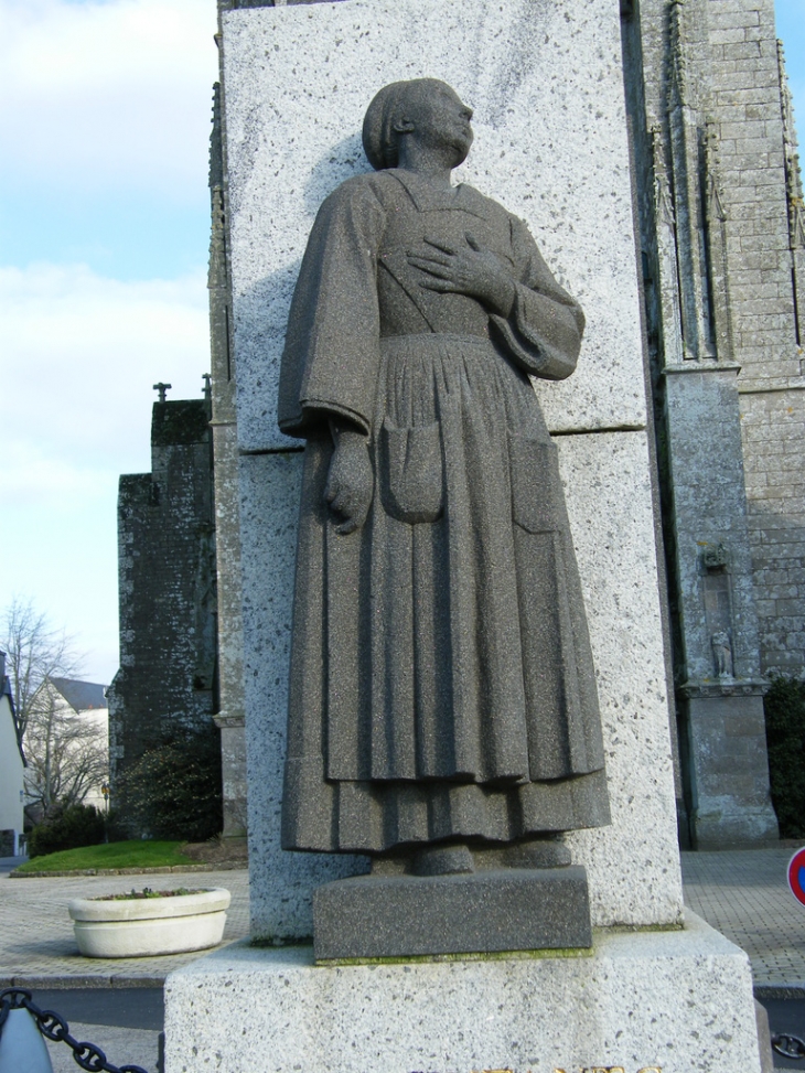 Monument aux Morts - Sculpture d'une bretonne - Carhaix-Plouguer