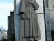 Photo suivante de Carhaix-Plouguer Monument aux Morts - Sculpture d'une bretonne