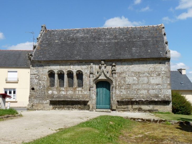 Autour de l'église - Cléden-Poher