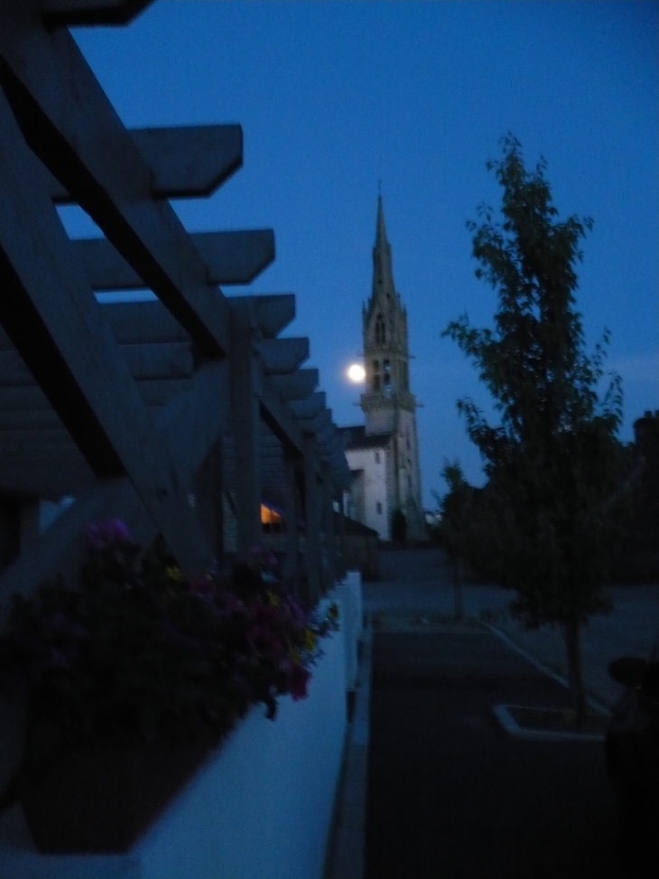 Clair de lune frôlant le clocher de HANVEC