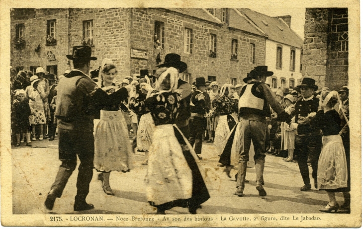 Noce-bretonne-au-son-des-binious-La Gavotte, dite Le Jabadao (carte postale de 1930) - Locronan
