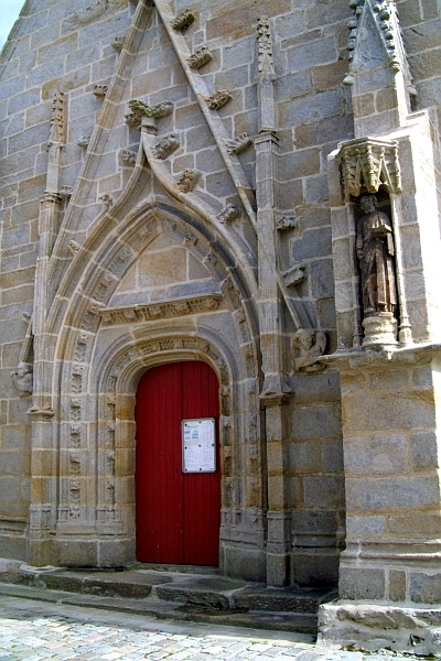 Le porche de l' église de Plogoff