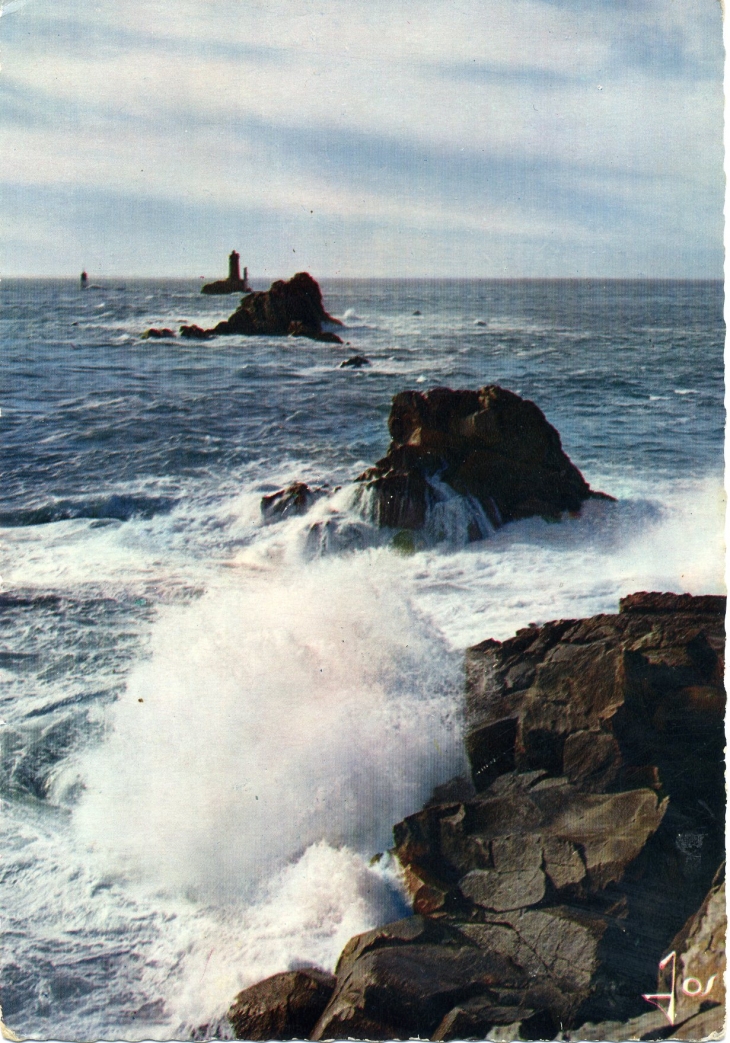 La Pointe du Raz - Vagues déferlant sur les Rochers de la Pointe ( carte postale de 1960) - Plogoff