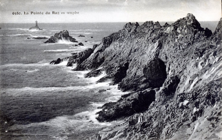 La pointe du Raz en tempête, vers 1920 (carte postale ancienne). - Plogoff
