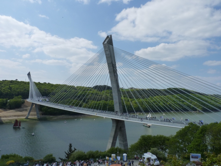 Vue sur le pont de terenez - Rosnoën