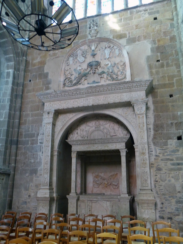 Dans l'église Saint Samson : tombeau de l'évêque Thomas James - Dol-de-Bretagne