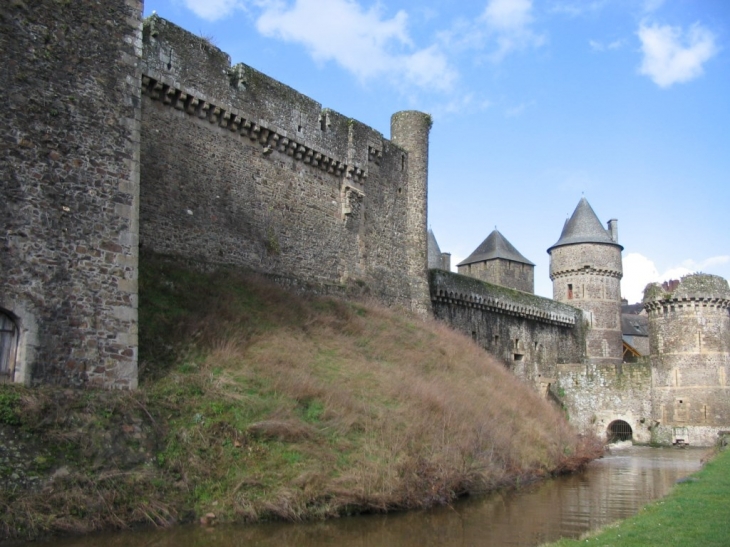 Le Château et le fossé - Fougères