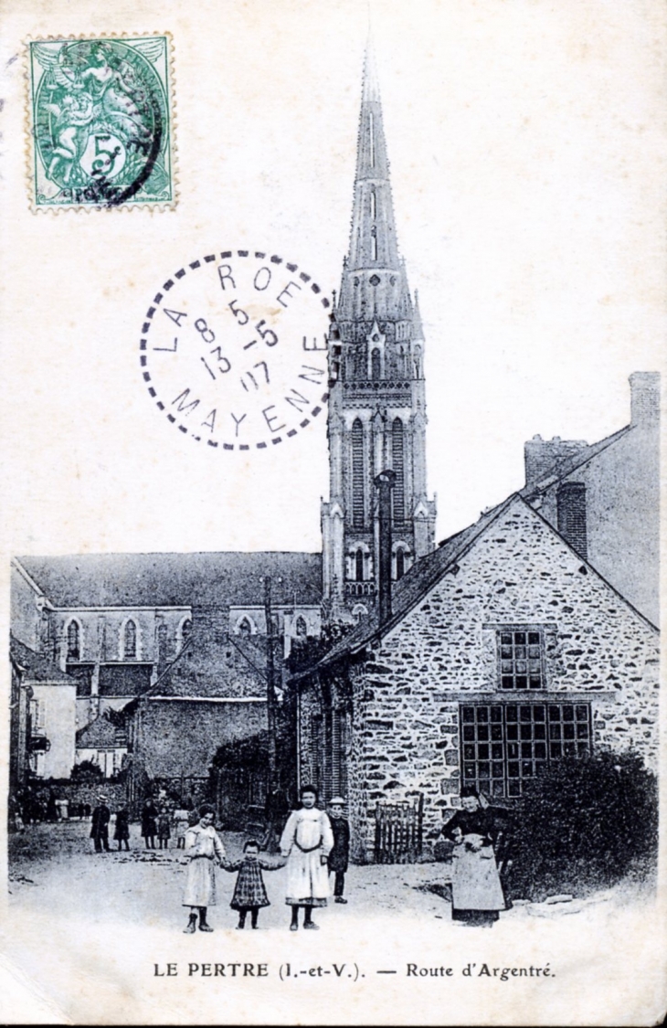 Route d'Argentré, vers 1907 (carte postale ancienne). - Le Pertre
