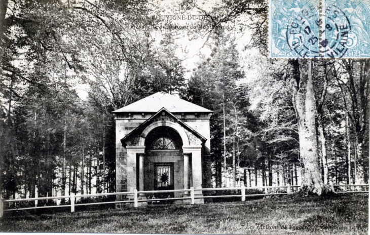 Chapelle funéraire des Lariboisière, vers 1905 (carte postale ancienne). - Louvigné-du-Désert