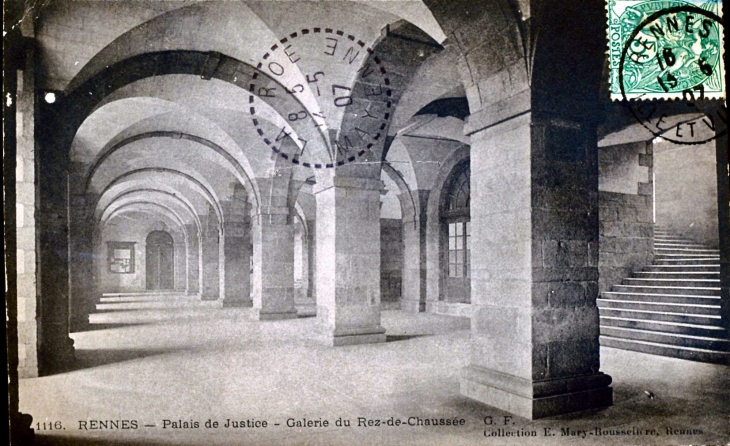 Palais de Justice - Galerie du Rez de Chaussée, vers 1907 (carte postale ancienne). - Rennes