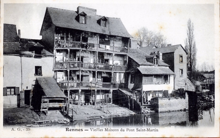 Vieilles Maisons du Pont Saint Martin, vers 1905 (carte postale ancienne). - Rennes