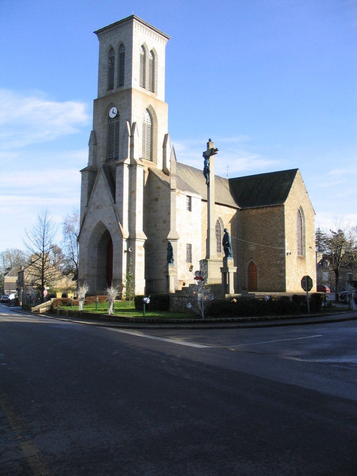 Vue de l'église - Saint-Ouen-des-Alleux