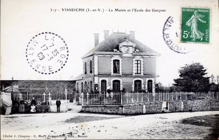 La Mairie et l'école des Garçons, vers 1908 (carte postale ancienne). - Visseiche