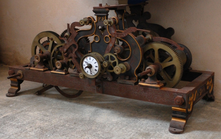 Vieux mécanisme de l'horloge - Beignon