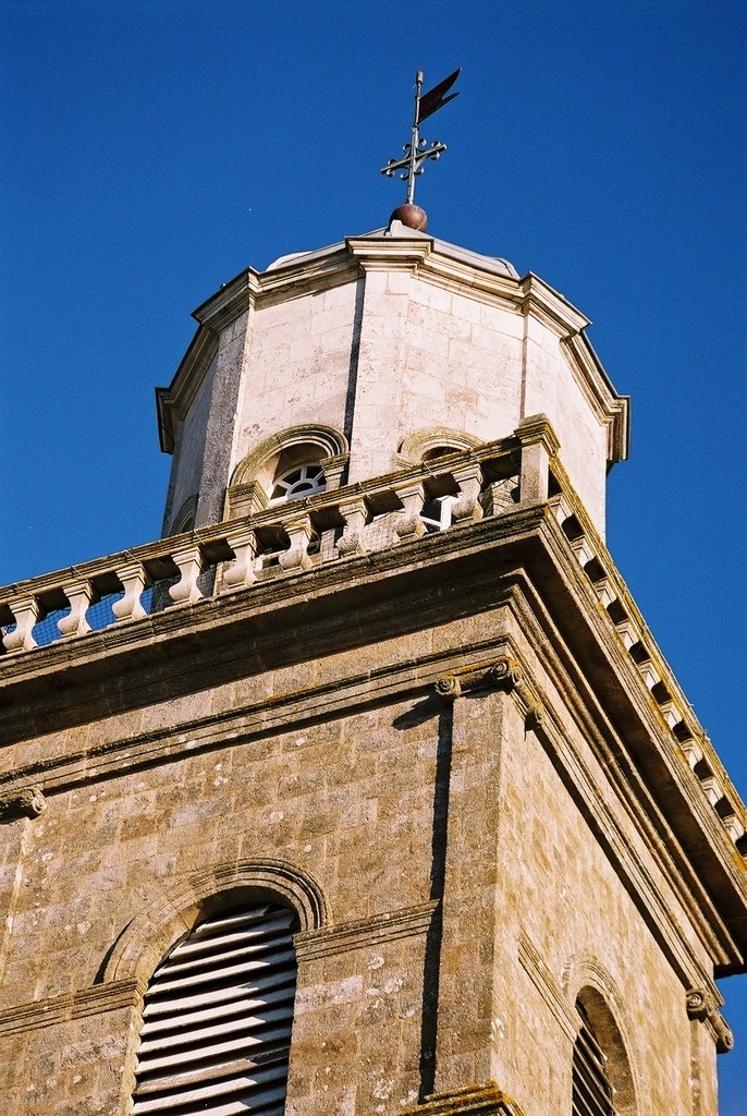 Gros plan sur le clocher de l'église de Billiers