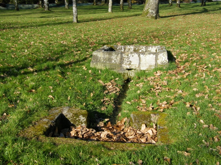 Fontaine dans l'enclos de la chapelle Saint-Hervé - Gourin