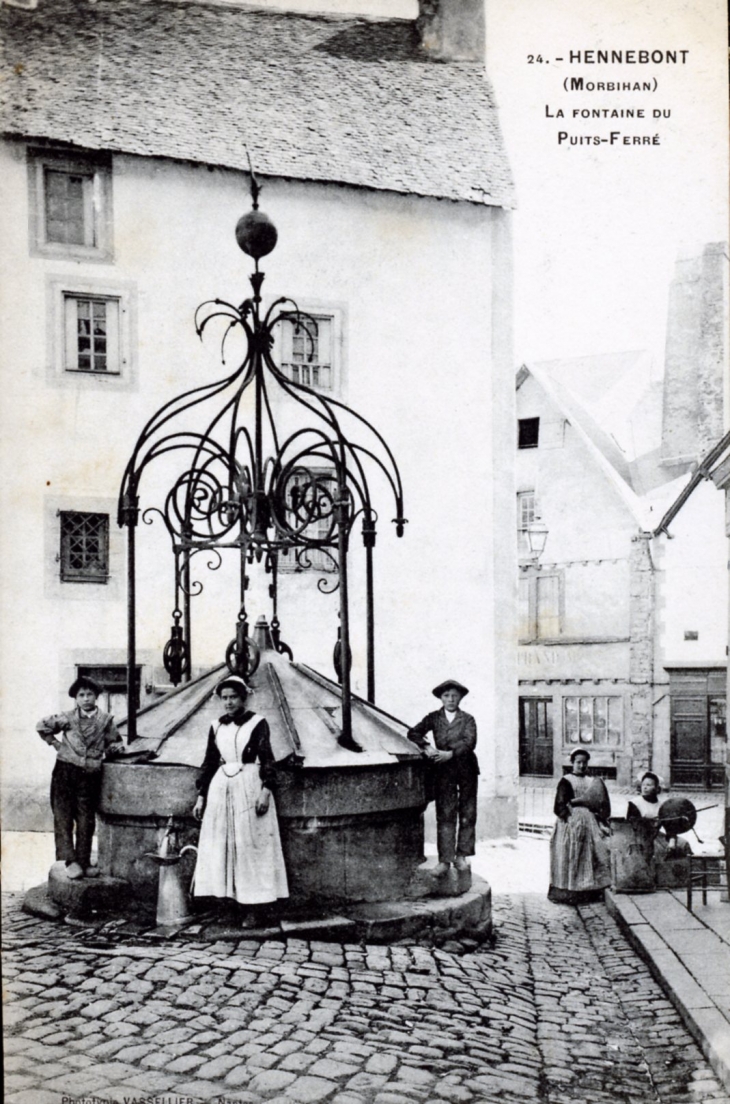 La Fontaine du Puits-Ferré, vers 1920 (carte postale ancienne). - Hennebont
