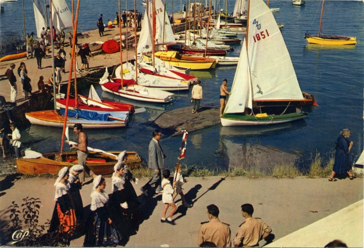 La Reine de l'Ile aux Moines et ses demoiselles d'honneur (carte postale de 1970) - Île-aux-Moines