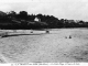 La petite plage à l'heure du bain, vers 1930 (carte postale ancienne).
