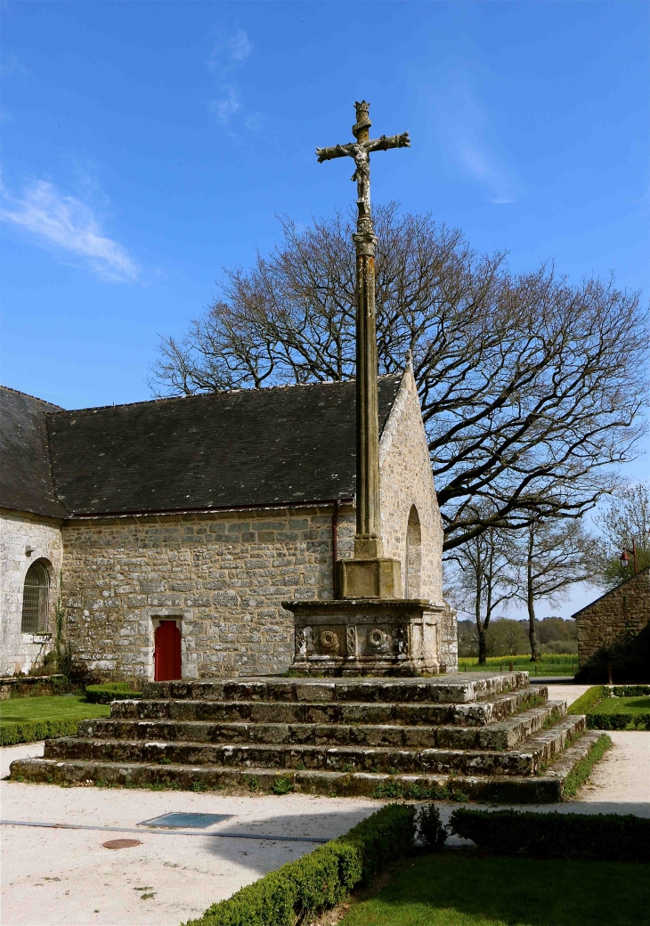 La croix du cimetière - Le Guerno