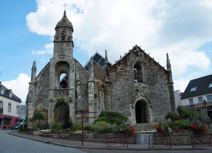 Eglise Saint-Colomban moderne, vestiges de l'ancien édifice qui contiennent les cloches. - Locminé