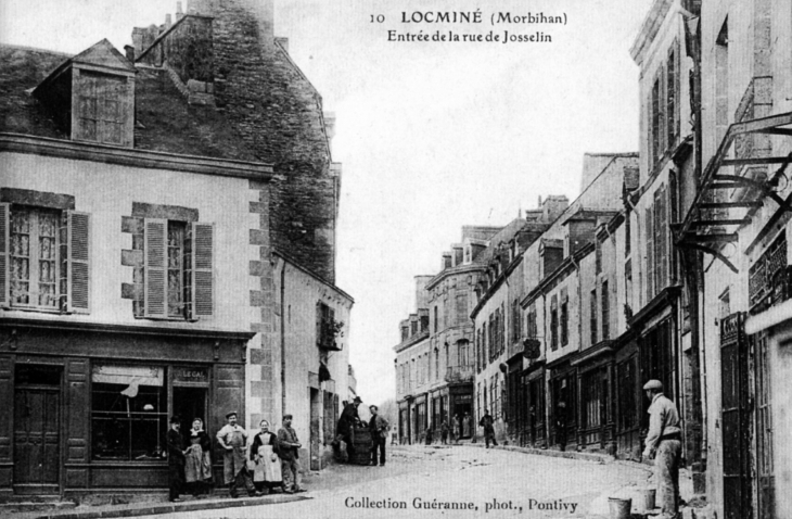 Entrée de la rue de Josselin, vers 1910 (carte postale ancienne). - Locminé