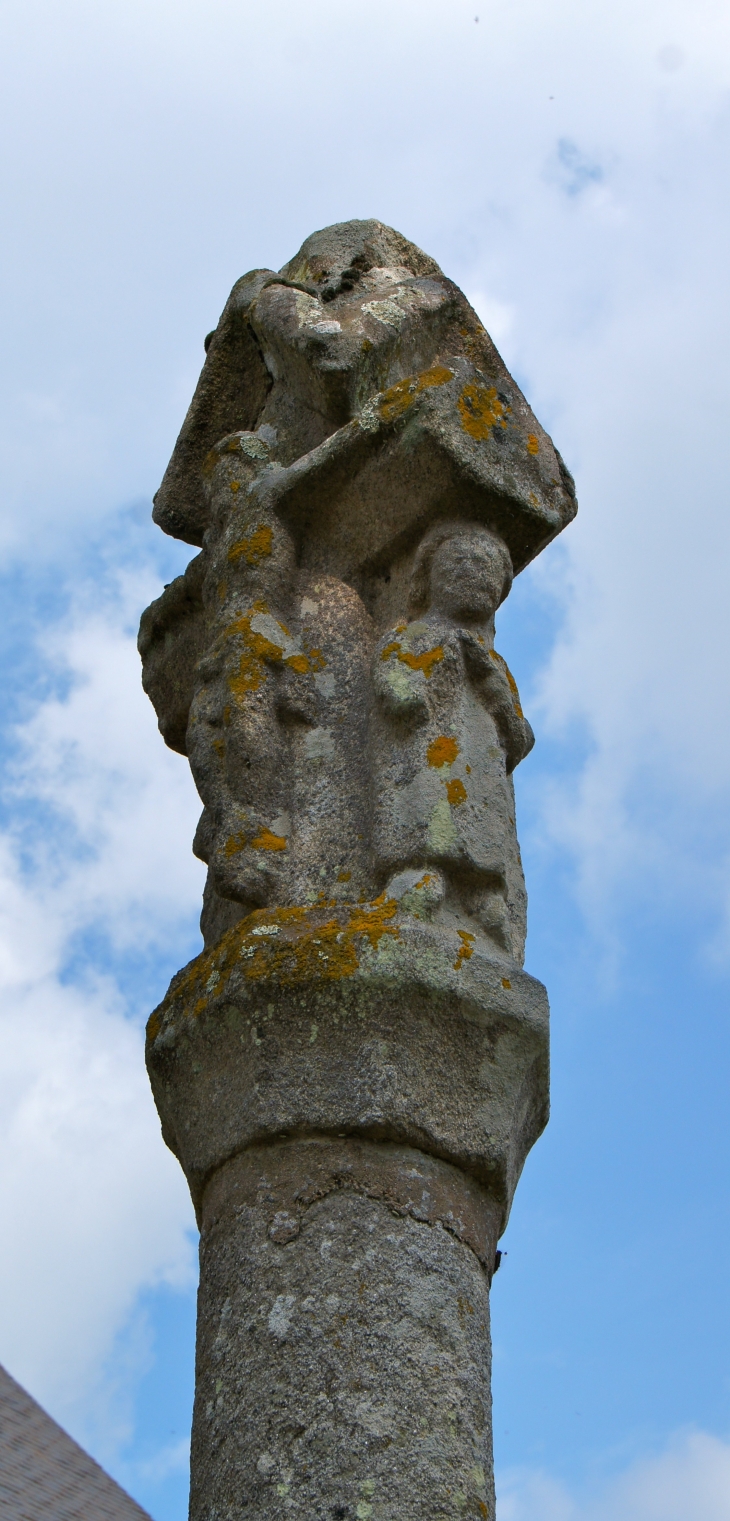 Détail : la tête en granit sculptée du Calvaire près de l'église Saint-Colomban. - Locminé