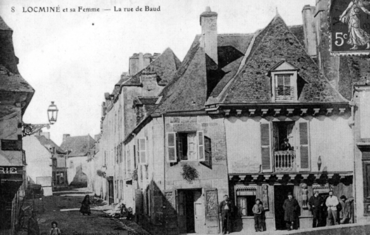 La rue de Baud, vers 1910 (carte postale ancienne). - Locminé