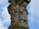 Détail : la tête en granit sculptée du Calvaire près de l'église Saint-Colomban.