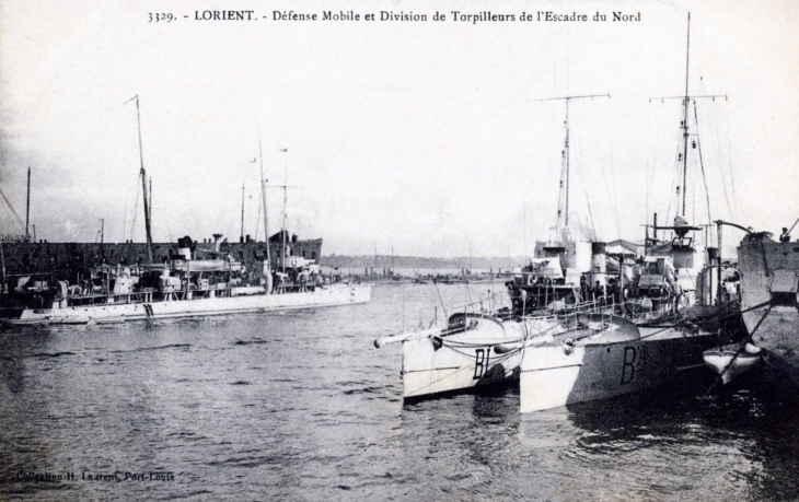 Défense mobile et Division de torpilleurs de l'Escadre du Nord, vers 1920 (carte postale ancienne). - Lorient