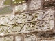 Inscription sur une pierre de la façade de l'église Saint-Méliau.