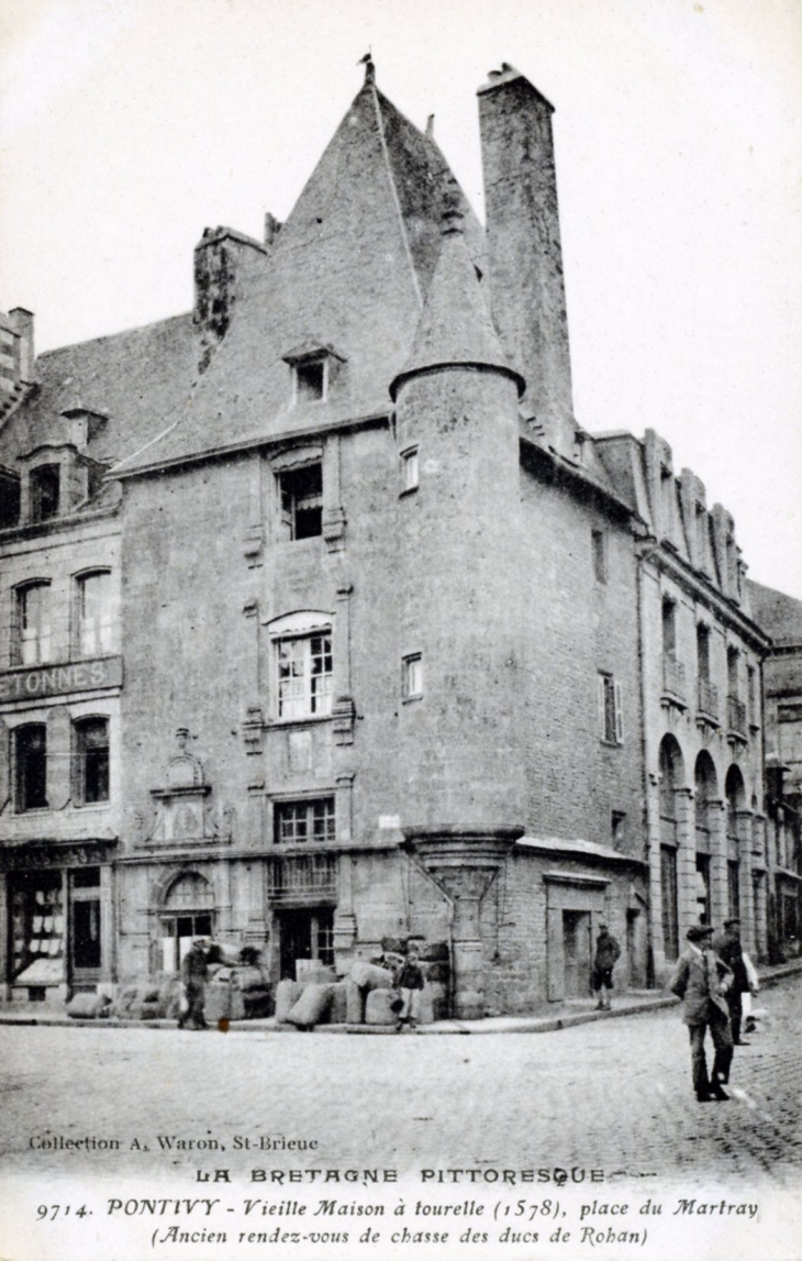 Vieille maison à tourelle (1578), place du Martray (Ancien RV de chasse des Ducs de Rohan, vers 1920 (carte postale ancienne). - Pontivy