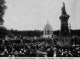 Un grand pélerinage - La foule à la fontaine, vers 1920 (carte postale ancienne).