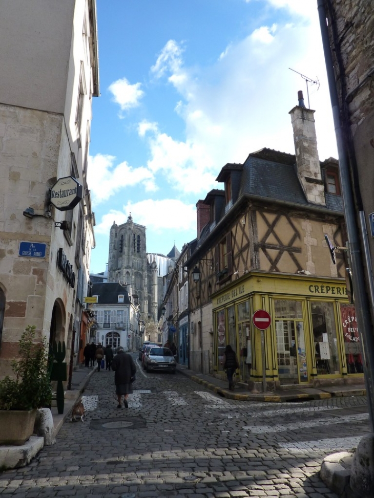 Quartier historique. rue porte jaune - Bourges