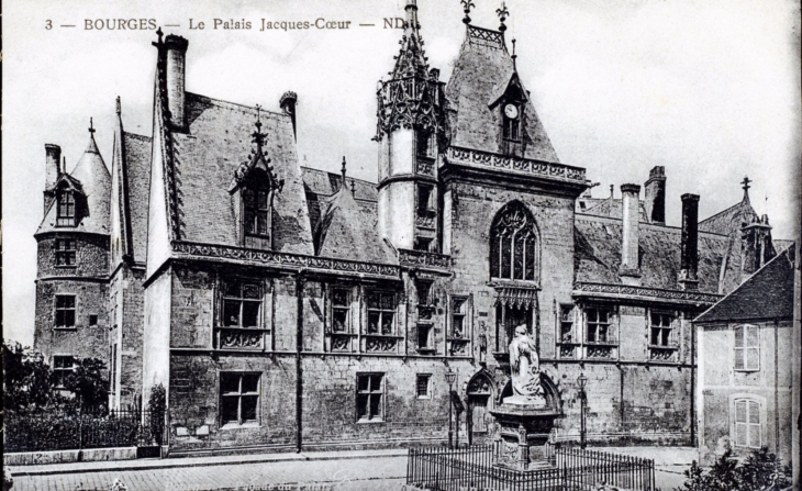 Le Palais Jacques Coeur, vers 1920 (carte postale ancienne). - Bourges
