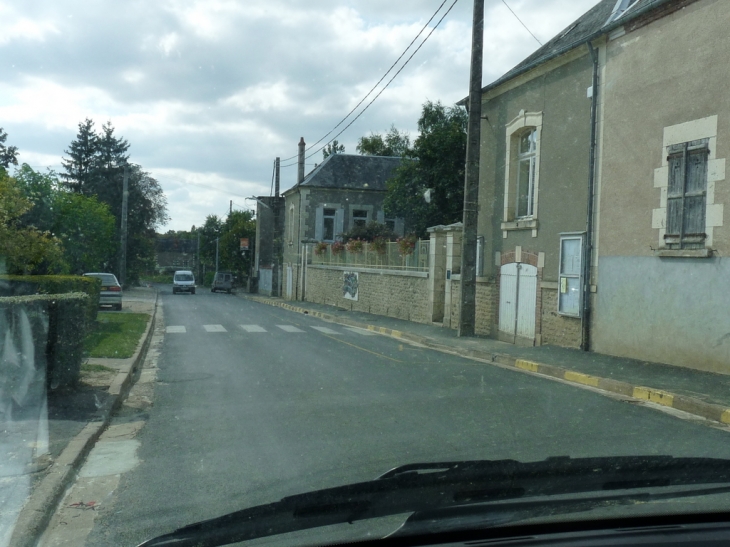 La rue devant l'école - Montigny