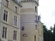 Photo précédente de Morogues La tour partage le batiment en deux.