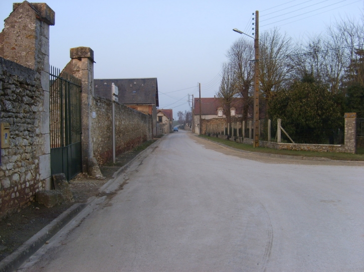 Rue de la Bretache au Luet,photo prise du carrefour principal - Béville-le-Comte