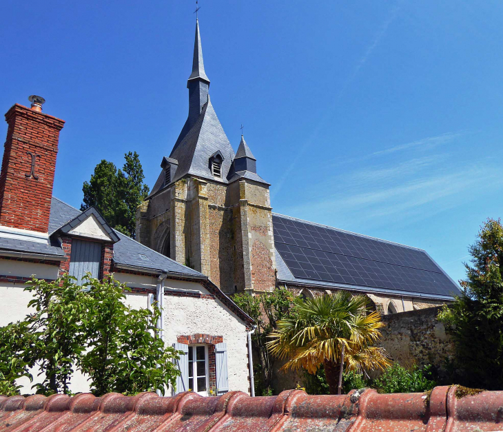 Panneaux solaires sur le toit de l'église - Fruncé