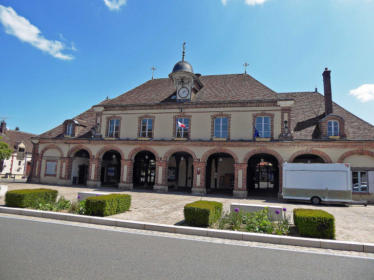 La mairie dans les halles - La Ferté-Vidame