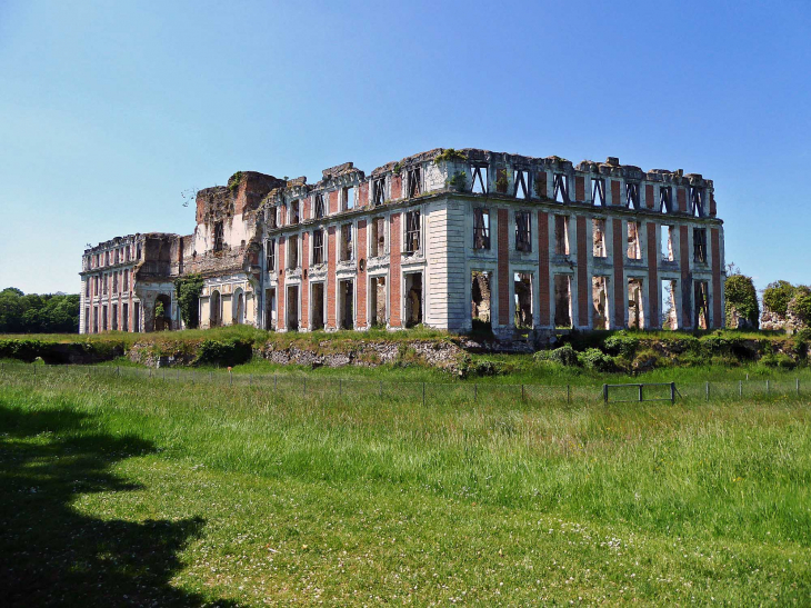 Le château en ruine - La Ferté-Vidame