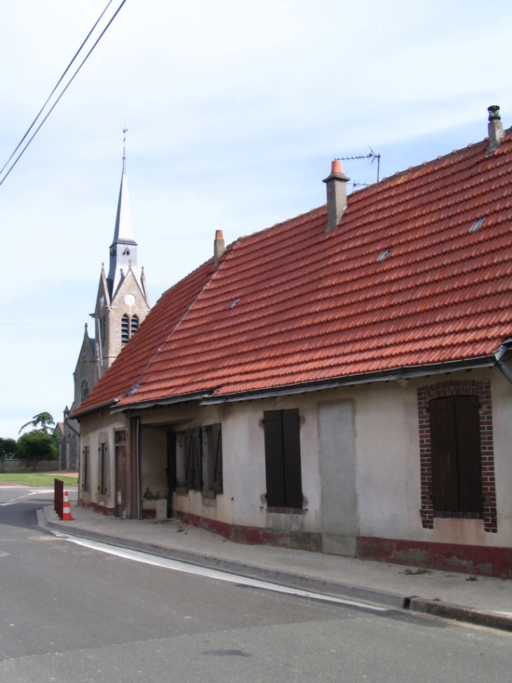 L'Eglise et l'ancien café. - Mignières
