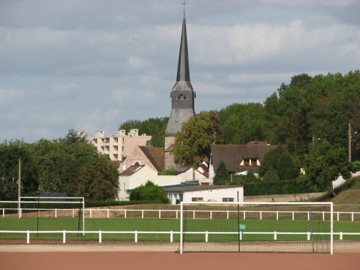 Le stade et l'église - Vernouillet