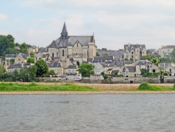 La petite ville de Candes, située au confluent de la Vienne et de la Loire, possède une jolie église de la fin du XII ème siècle.   Elle a été construite à l'emplacement de la maison ou est mort Saint-Martin en 397.      - Candes-Saint-Martin