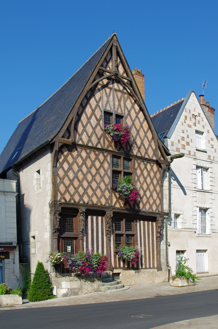 Maison à pans de bois du XVe siècle, 4 rue Paul-Louis Courier.  Elle abrite la bibliothèque. - Luynes