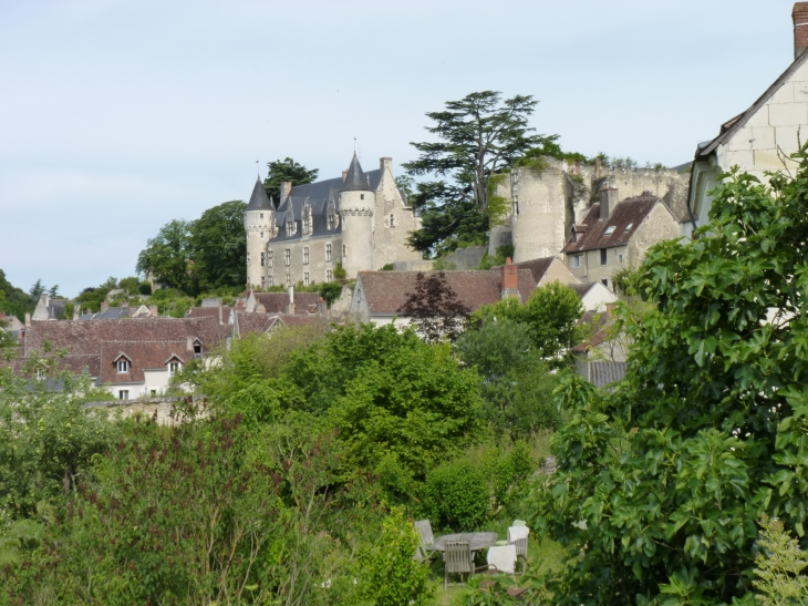 Le château et le village   Crédit : André Pommiès - Montrésor