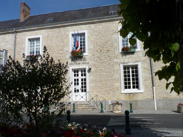 La mairie   Crédit : André Pommiès - Pocé-sur-Cisse