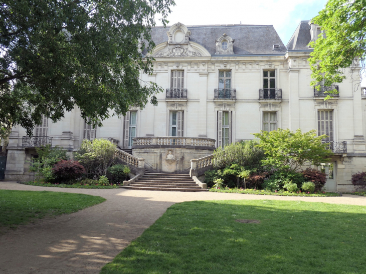 L'Institut de Touraine : l'hôtel Torterue - Tours