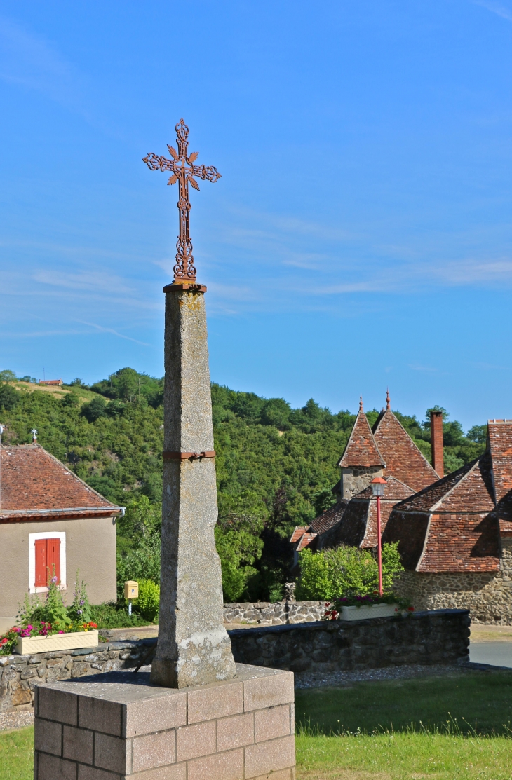 Croix de l'église du Pin. - Badecon-le-Pin