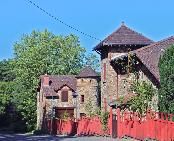 A l'entrée du hameau du Pin.Par la D40. - Badecon-le-Pin